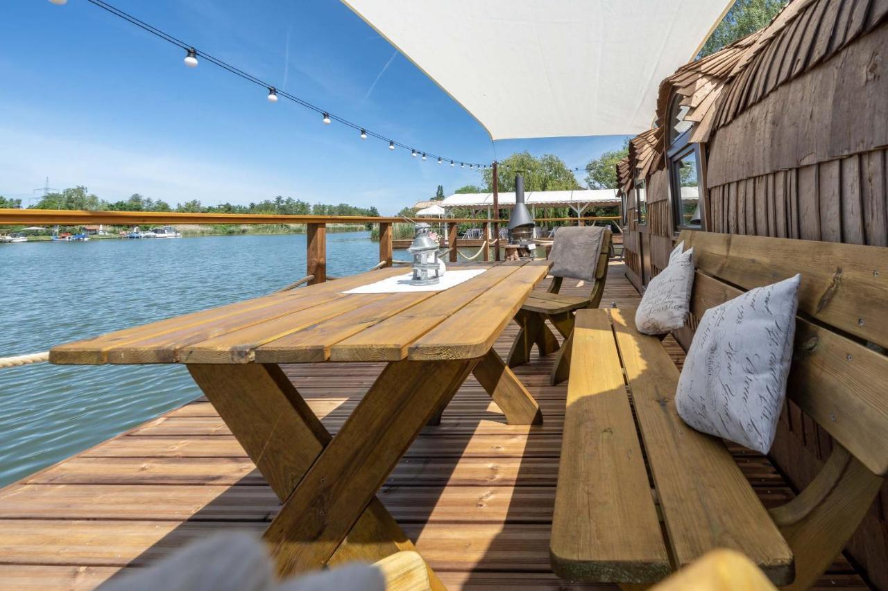 Botel Lieblingsplatz - Schwimmendes Iglu Elbe-Parey