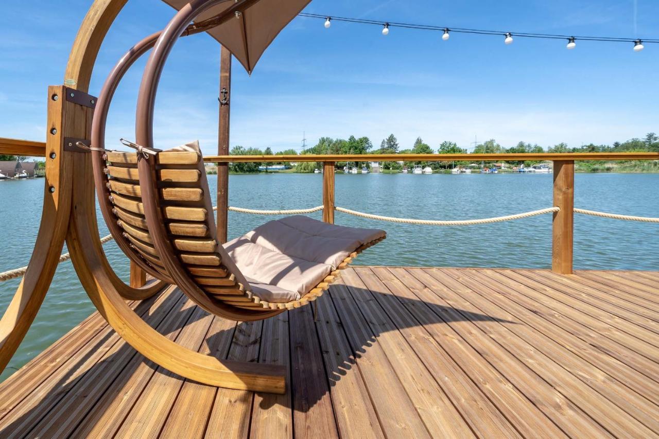 Lieblingsplatz - Schwimmendes Iglu Botel