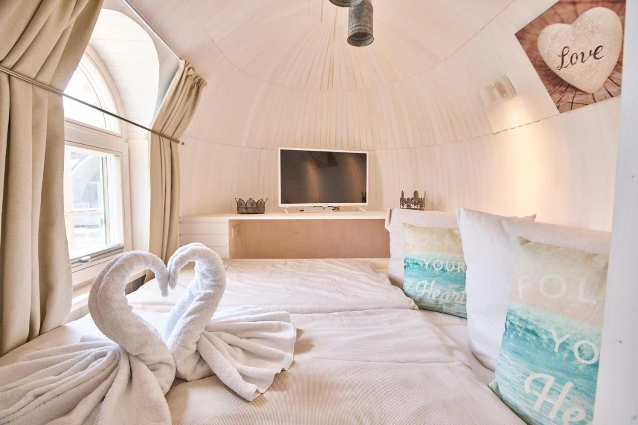 Botel Lieblingsplatz - Schwimmendes Iglu Parey