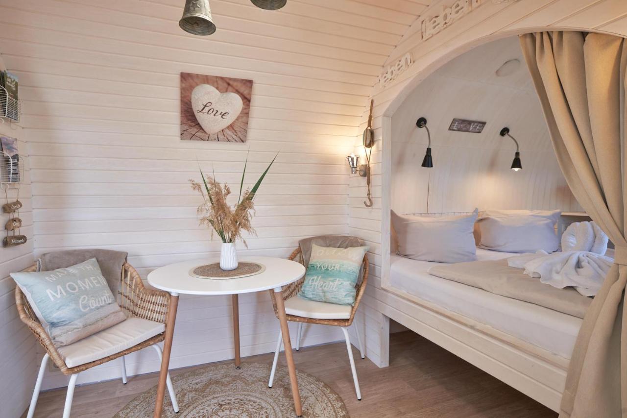 Botel Lieblingsplatz - Schwimmendes Iglu *
